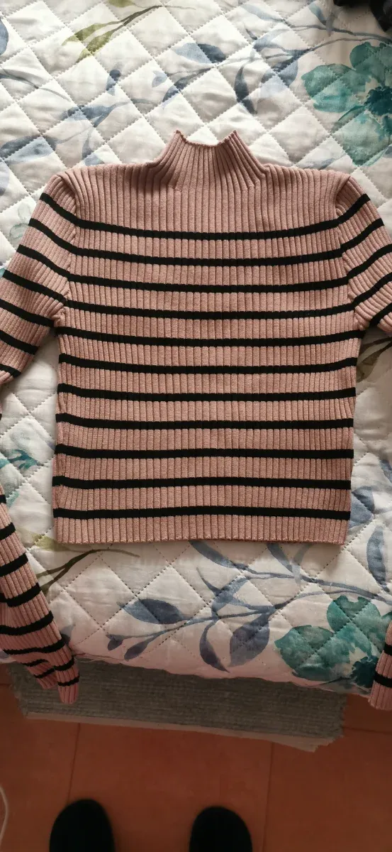 Camiseta rosa y negra de cuello alto