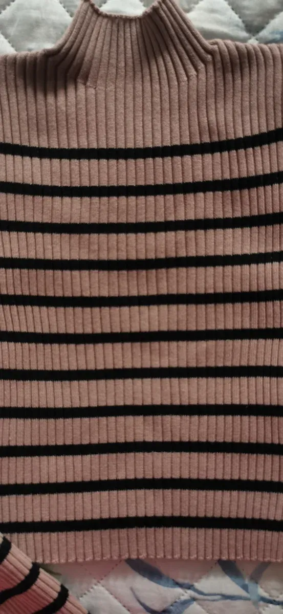 Camiseta rosa y negra de cuello alto