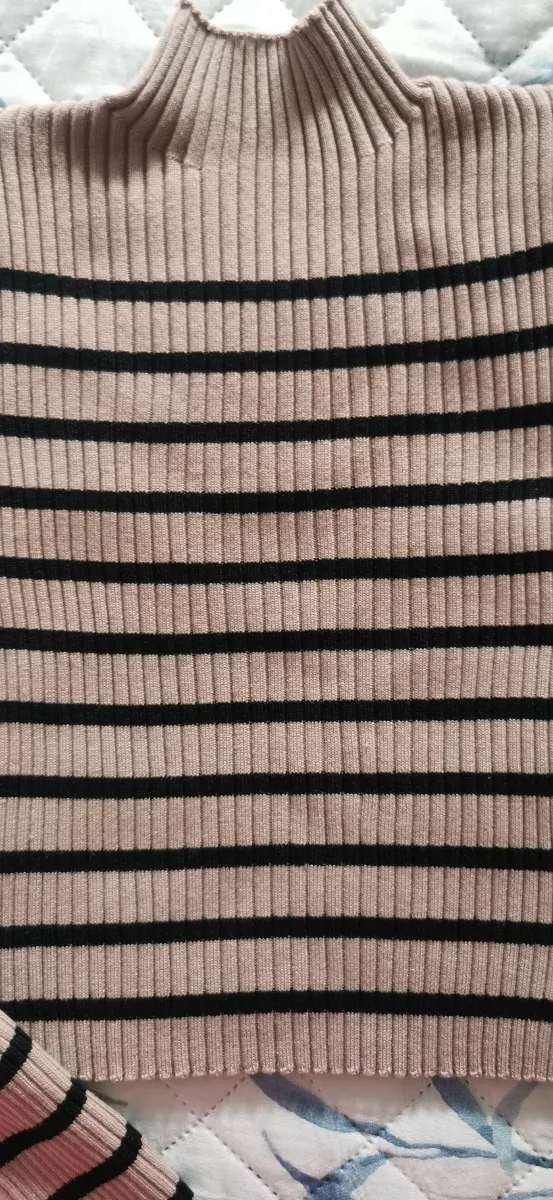 Camiseta rosa y negra de cuello alto