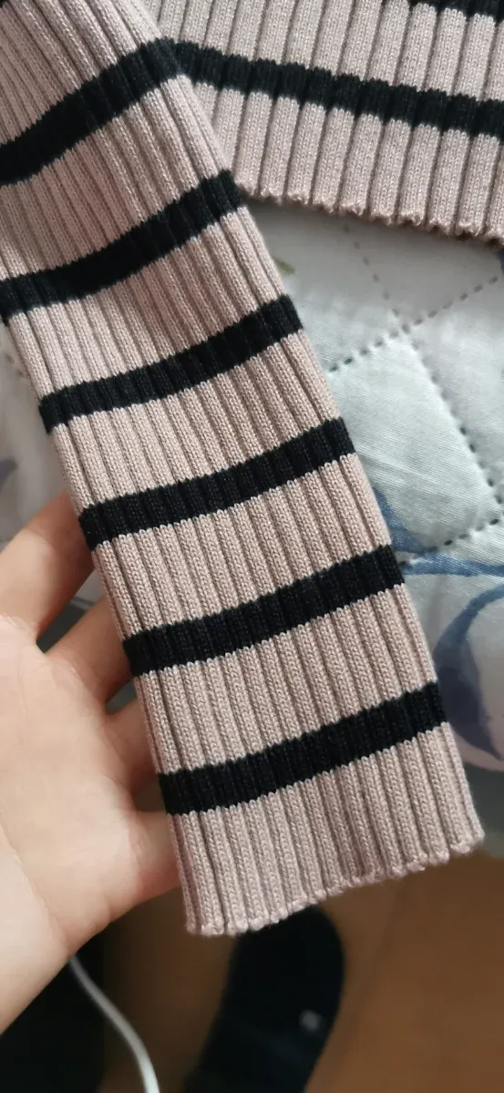 Camiseta rosa y negra de cuello alto