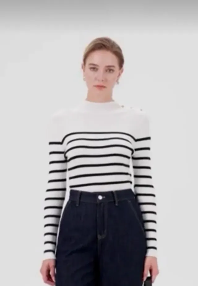 Camiseta rosa y negra de cuello alto