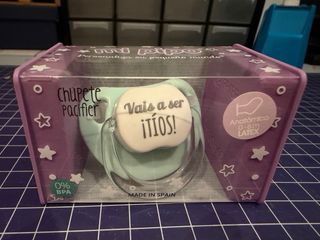 Chupetes anuncio embarazo a la familia.