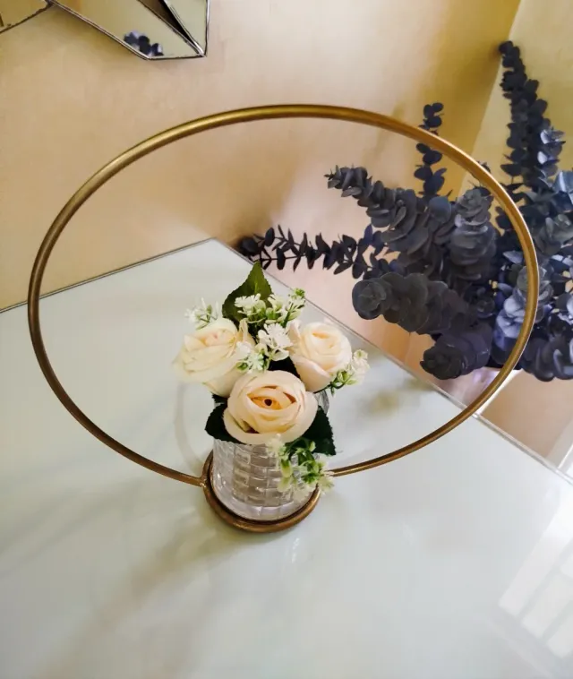 Decoración Aro Dorado con Jarrón Cristal