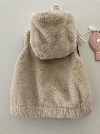Gilet in pelliccia sintetica con cappuccio