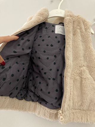 Gilet in pelliccia sintetica con cappuccio