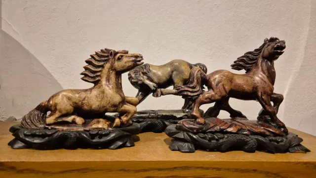 Cavalli di pietra scolpiti