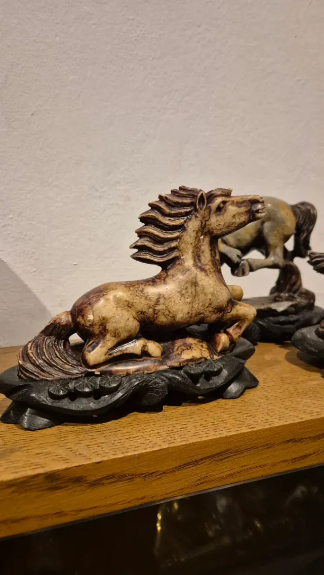 Cavalli di pietra scolpiti