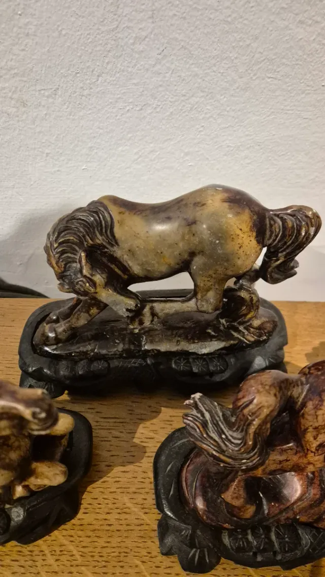 Cavalli di pietra scolpiti