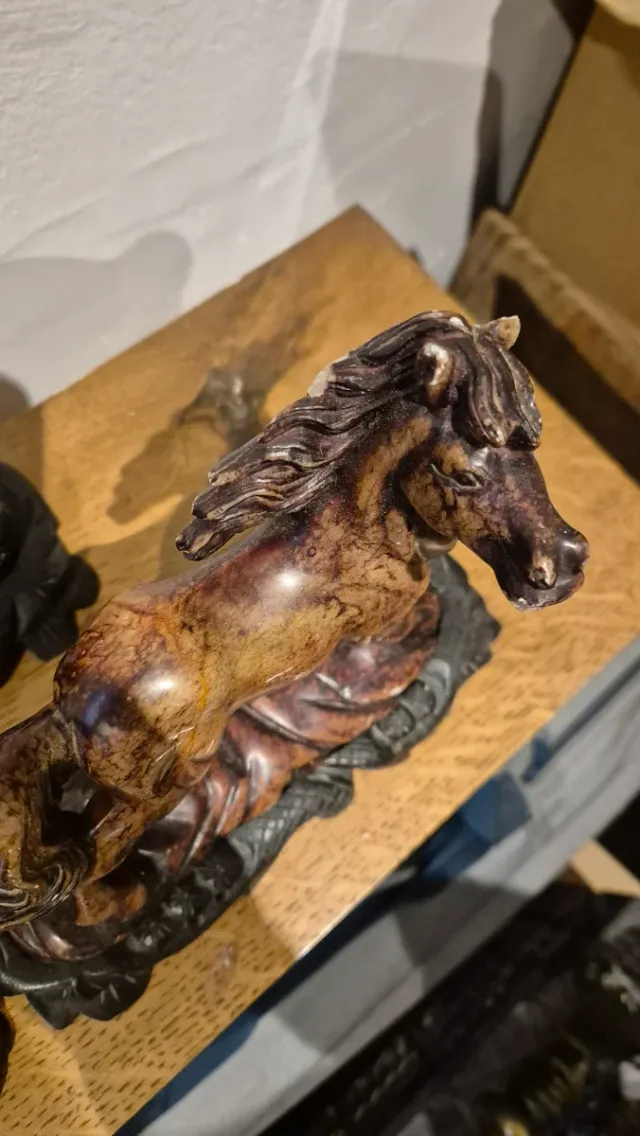 Cavalli di pietra scolpiti