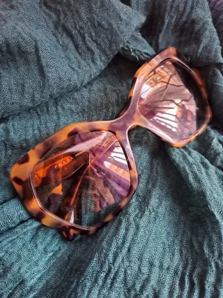 Occhiali da sole Prada tartarugati esagonali