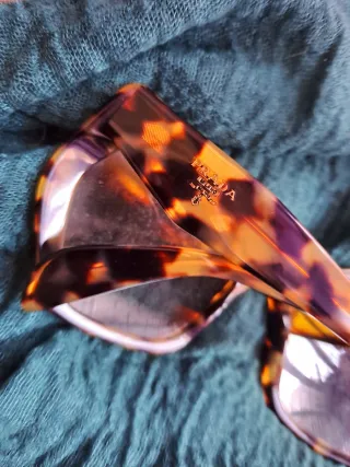 Occhiali da sole Prada tartarugati esagonali