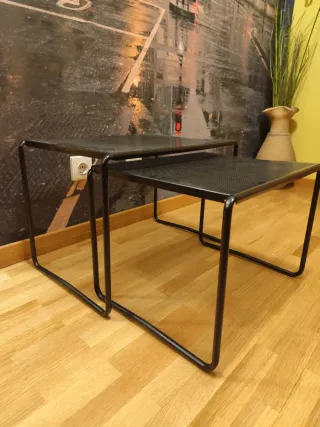 Tavoli metallici neri annidati