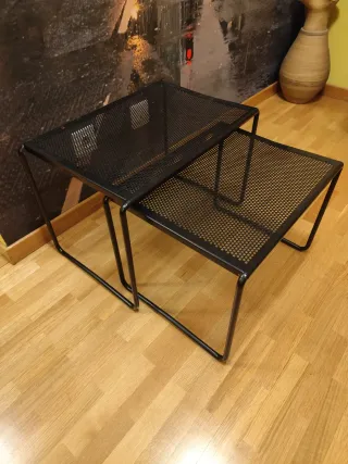 Tavoli metallici neri annidati