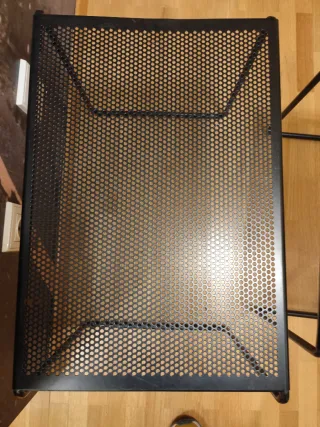 Tavoli metallici neri annidati