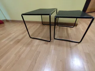 Tavoli metallici neri annidati