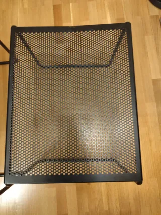 Tavoli metallici neri annidati