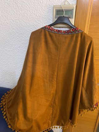 Poncho marrón con bordado y pompones