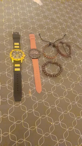 2 Orologi da uomo con 3 bracciali