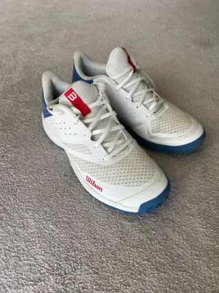 Zapatillas de tenis Wilson blancas y azules