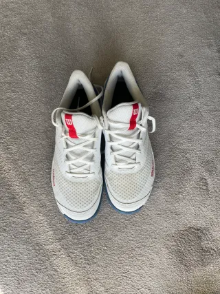 Zapatillas de tenis Wilson blancas y azules