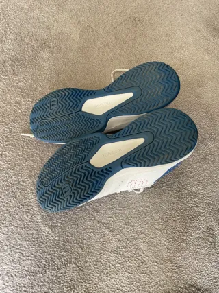 Zapatillas de tenis Wilson blancas y azules