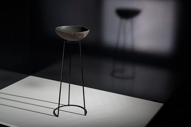 Tavolo ausiliario in pietra e metallo