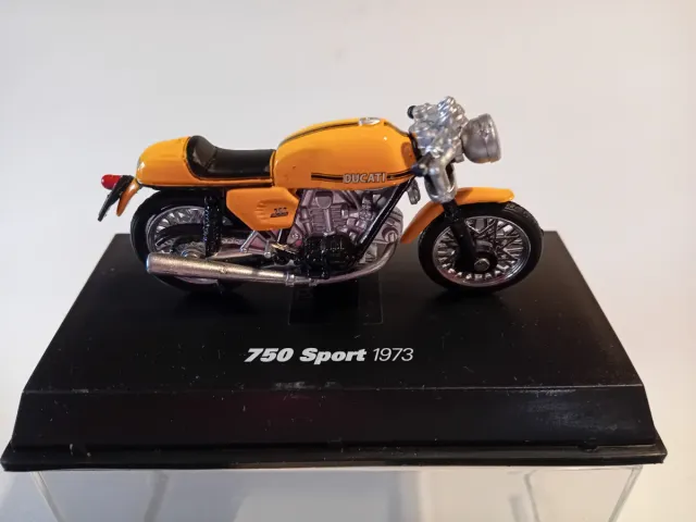 Maquetas Motos Ducati 1/32 (3 uds)