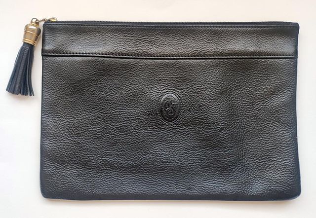 Borsa a mano in pelle nera con nappina