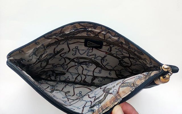 Borsa a mano in pelle nera con nappina