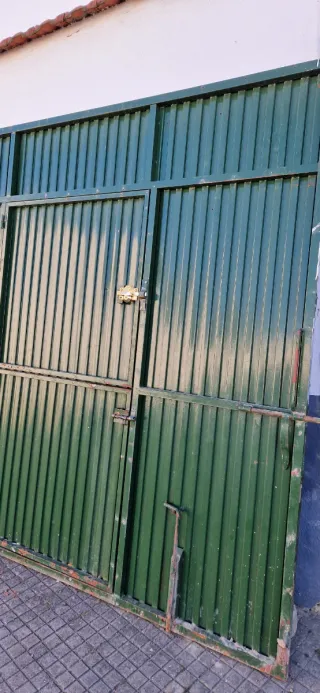 Puerta de garaje con puerta peatonal