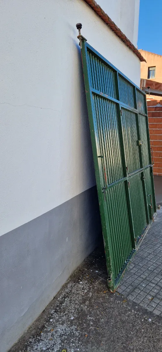 Puerta de garaje con puerta peatonal