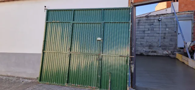 Puerta de garaje con puerta peatonal