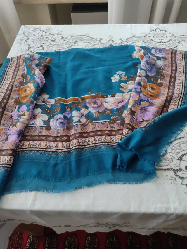 Elegante scialle quadrato floreale