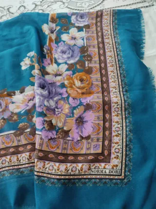 Elegante scialle quadrato floreale