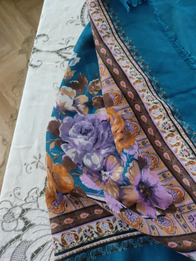 Elegante scialle quadrato floreale