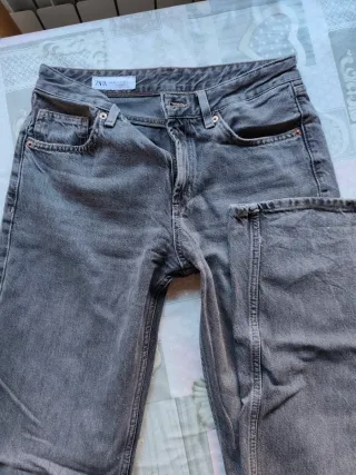 Pantalón vaquero Zara gris