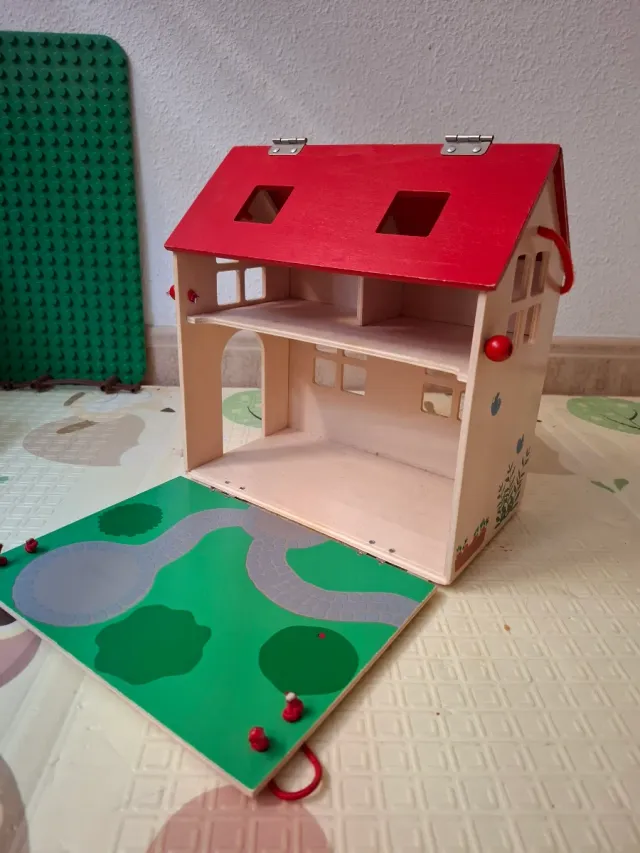 Casita de muñecas de madera decorada