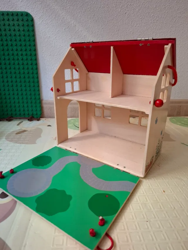 Casita de muñecas de madera decorada