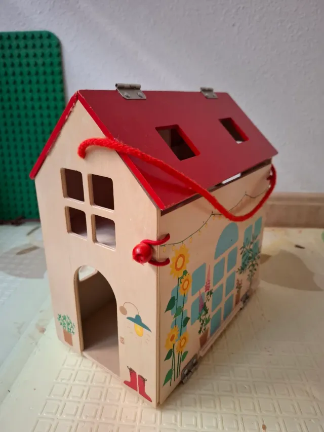 Casita de muñecas de madera decorada