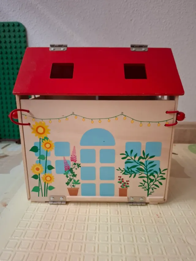 Casita de muñecas de madera decorada