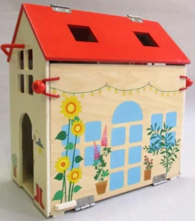 Casita de muñecas de madera decorada