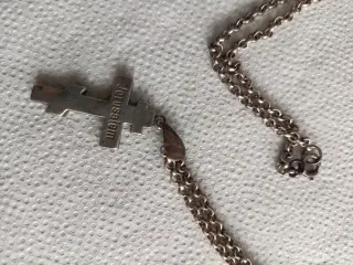 Cadena de plata con colgante de cruz