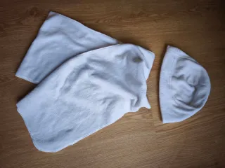 Gorro y bufanda blancos