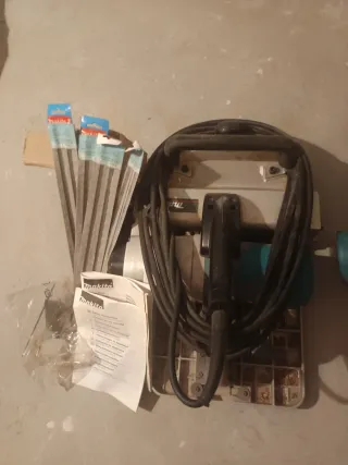 Taladro percutor con sierra y cepillo