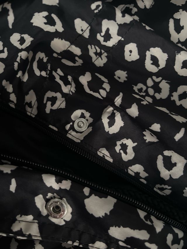 Chubasquero estampado leopardo