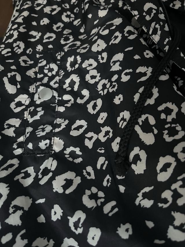 Chubasquero estampado leopardo