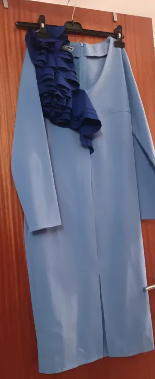 Vestido de fiesta azul con volantes