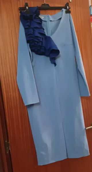 Vestido de fiesta azul con volantes
