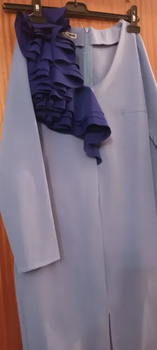 Vestido de fiesta azul con volantes