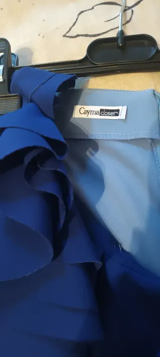 Vestido de fiesta azul con volantes